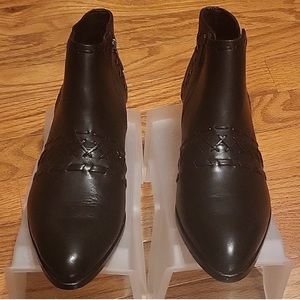 Donald J. Pliner Bowery boots size 10 ladies. No major scuffs. Gently used.